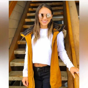 Women’s Volcom Longhorn  brown Vest size small. Detachable fur trimmed hood VGUC